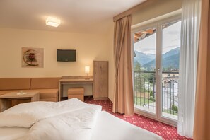 高档床上用品、迷你吧、客房内保险箱、特色装修