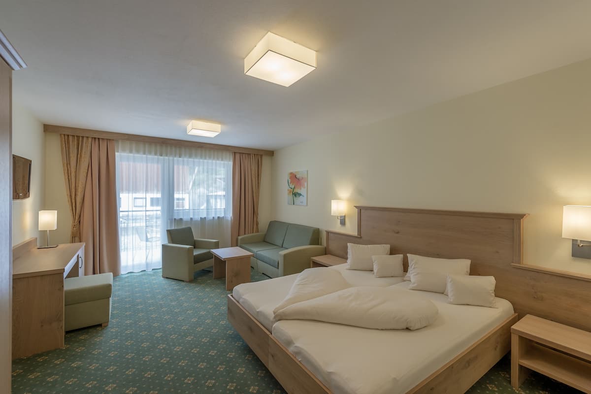 Departamento, 3 habitaciones, balcón | Ropa de cama de alta calidad y minibar
