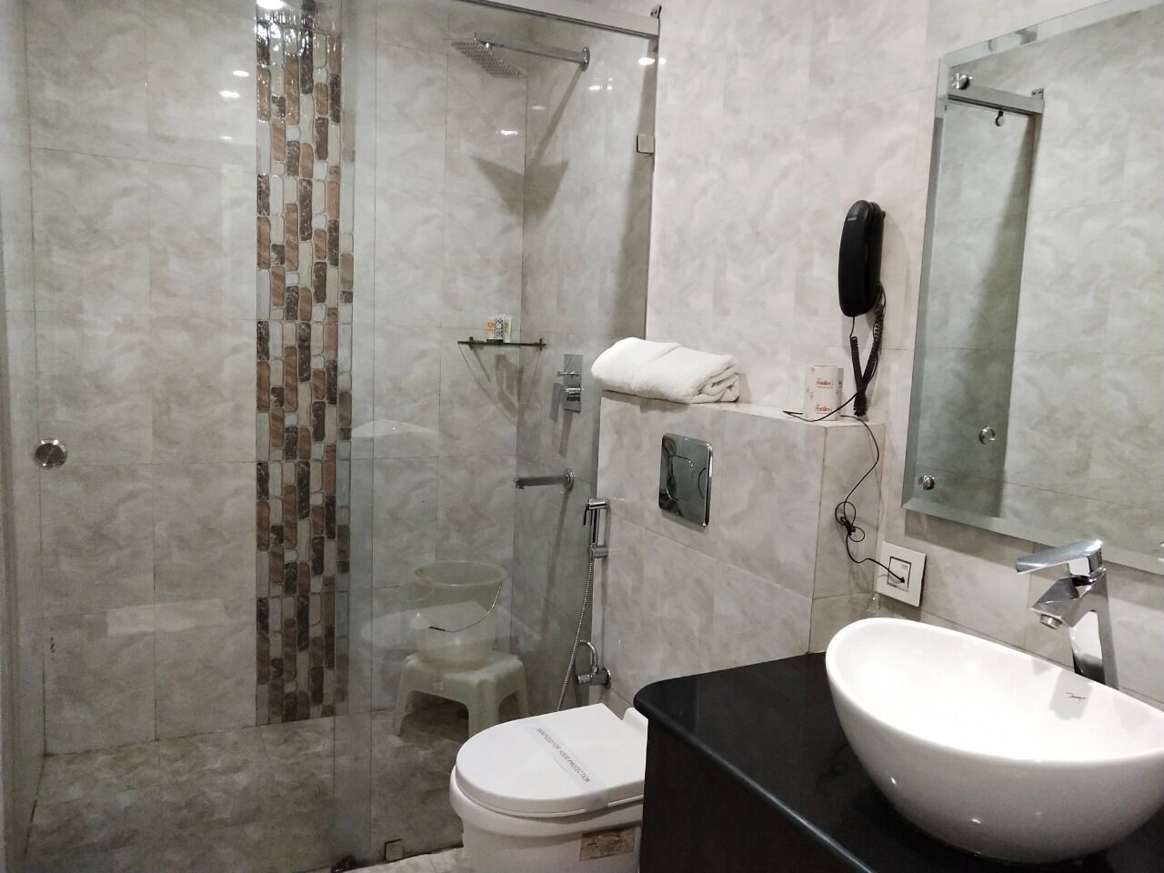 Luxury-Zimmer | Badezimmer | Dusche, kostenlose Toilettenartikel, Handtücher