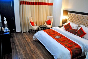 Premium kamer | Luxe beddengoed, een minibar, een kluis op de kamer, een bureau