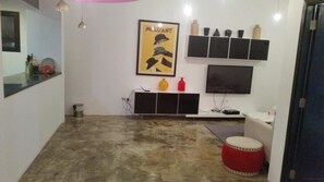 40-inch LCD TV with satellite channels, TV - Seef Loft (Manama)