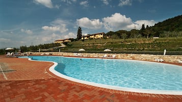 Piscina stagionale all'aperto, ombrelloni da piscina, lettini