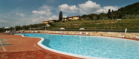 Piscine extérieure en saison, accès possible de 9 h à 20 h, parasols