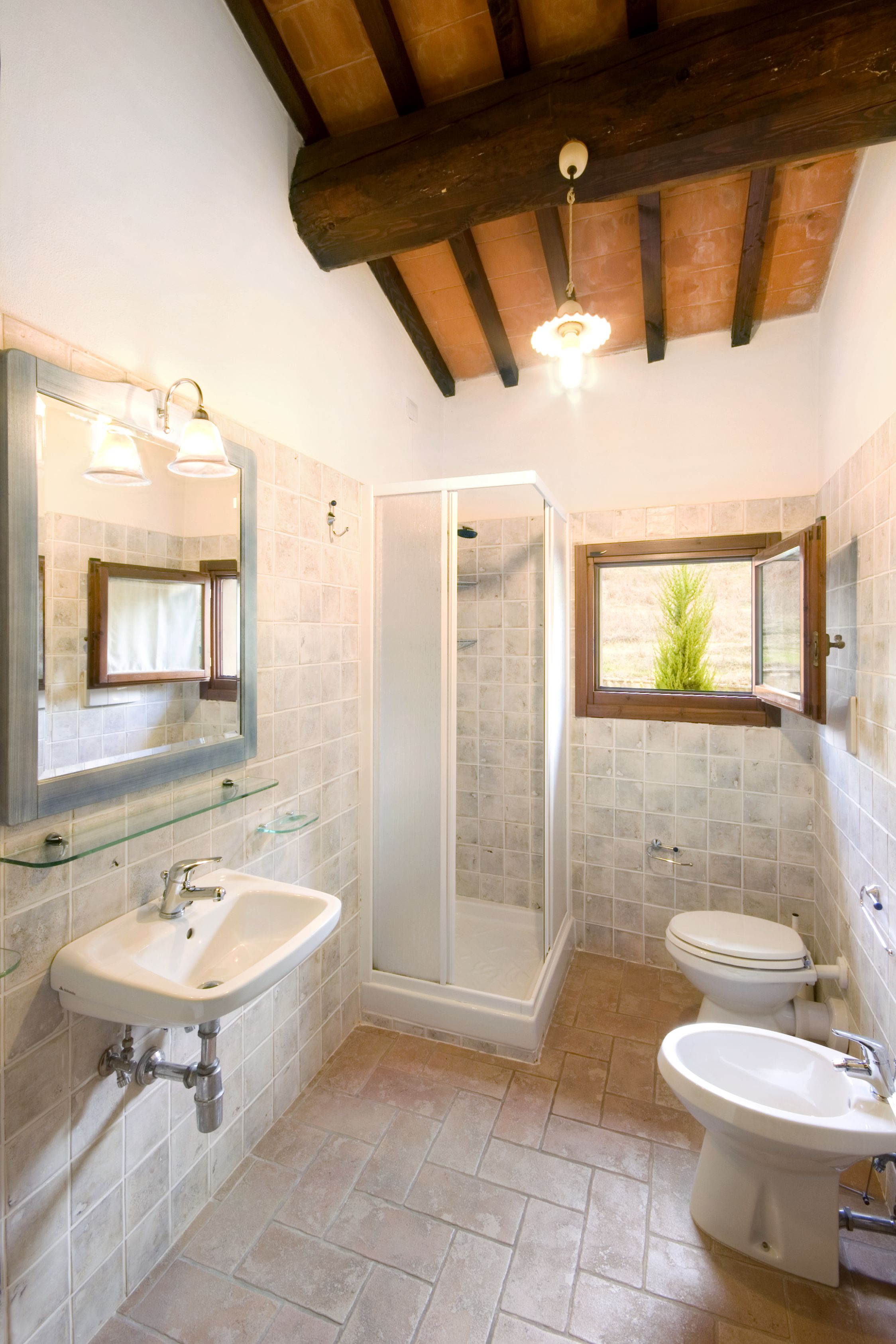 Komfortbadewanne, Regendusche, kostenlose Toilettenartikel, Haartrockner