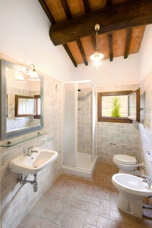 Deep-soaking bathtub, rainfall showerhead, free toiletries, hair dryer - Agriturismo Belmonte Vacanze (Montaione)