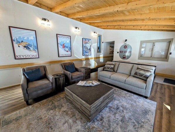 Una sala de estar acogedora con chimenea, dos sofás y una mesa de centro.