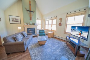 Condo, varias camas, vista a la montaña (Silver Mill 8302) | Área de sala de estar | Televisión de 40 pulgadas con canales por cable y chimenea 