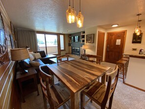Superior Condo, 1 Bedroom, Fireplace, Lake View (Argentine 1507) | Dining room