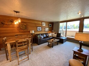 Superior-Apartment, 1 Schlafzimmer, Kamin, Seeblick (Argentine 1507) | Wohnbereich | 42-Zoll-Flachbildfernseher mit Kabelempfang, Fernseher, Kamin