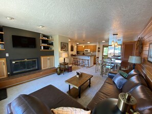 Superior Condo, 1 Bedroom, Fireplace, Lake View (Argentine 1507) | Living area