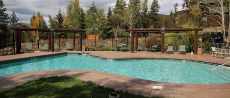 Casa de ciudad confort, 2 habitaciones, balcón, vista a la montaña (Soda Springs II 1924) | Alberca al aire libre | Alberca al aire libre