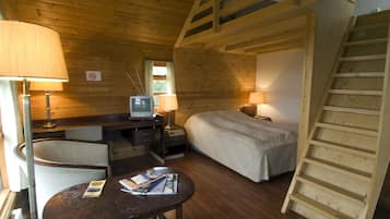 Triple Room | Desk, free cribs/infant beds, rollaway beds, free WiFi