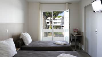 Desk, soundproofing, free cribs/infant beds, free WiFi