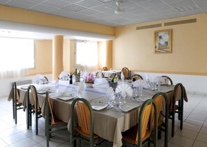 Lunch and dinner served - Actif Résidence Les Cyclades (La Grande-Motte)