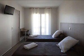 Desk, soundproofing, free cots/infant beds, free WiFi - Actif Résidence Les Cyclades (La Grande-Motte)