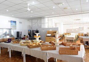 Petit déjeuner buffet servi tous les jours en supplément