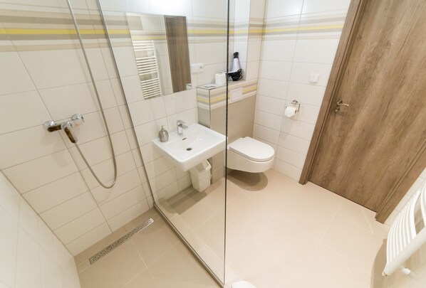 Triple Room | Bathroom | Shower, hair dryer, towels - Penzion Top (Cesky Krumlov)