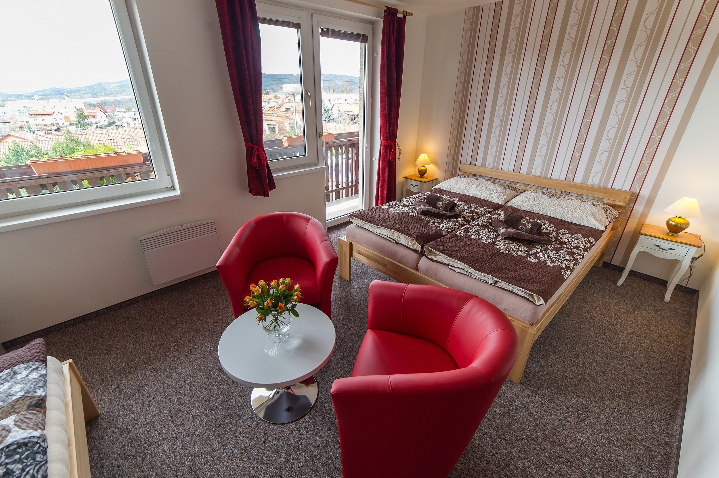 Driepersoonskamer | Een minibar, geluiddichte muren, babybedden (toeslag), gratis wifi