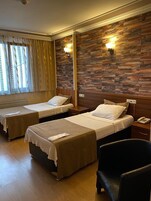 Habitación estándar doble | Minibar, caja fuerte, escritorio y sistema de insonorización