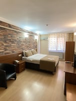 Minibar, caja de seguridad en la habitación y escritorio 