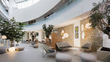 Coin salon dans le hall