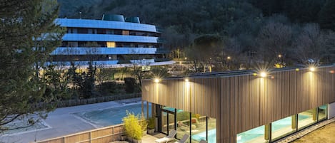 Piscina coperta, piscina stagionale all'aperto, ombrelloni da piscina