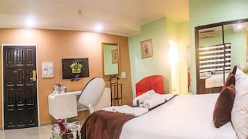 Quarto solteiro executivo, vista para o jardim | Lençóis italianos Frette, roupas de cama premium, cofres nos quartos