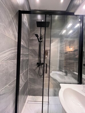 Chambre Standard double, 1 lit double, salle de bain privée | Salle de bain | Douche, articles de toilette (gratuits), séchoir à cheveux