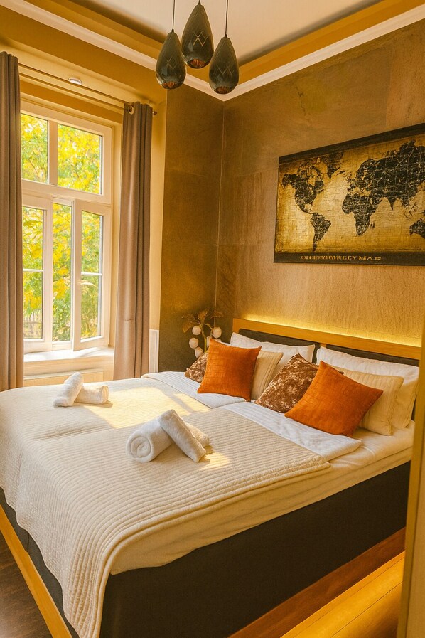 Deluxe Room, 1 Queen Bed, City View