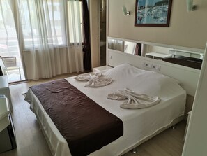 Egyptian cotton sheets, premium bedding, in-room safe, desk