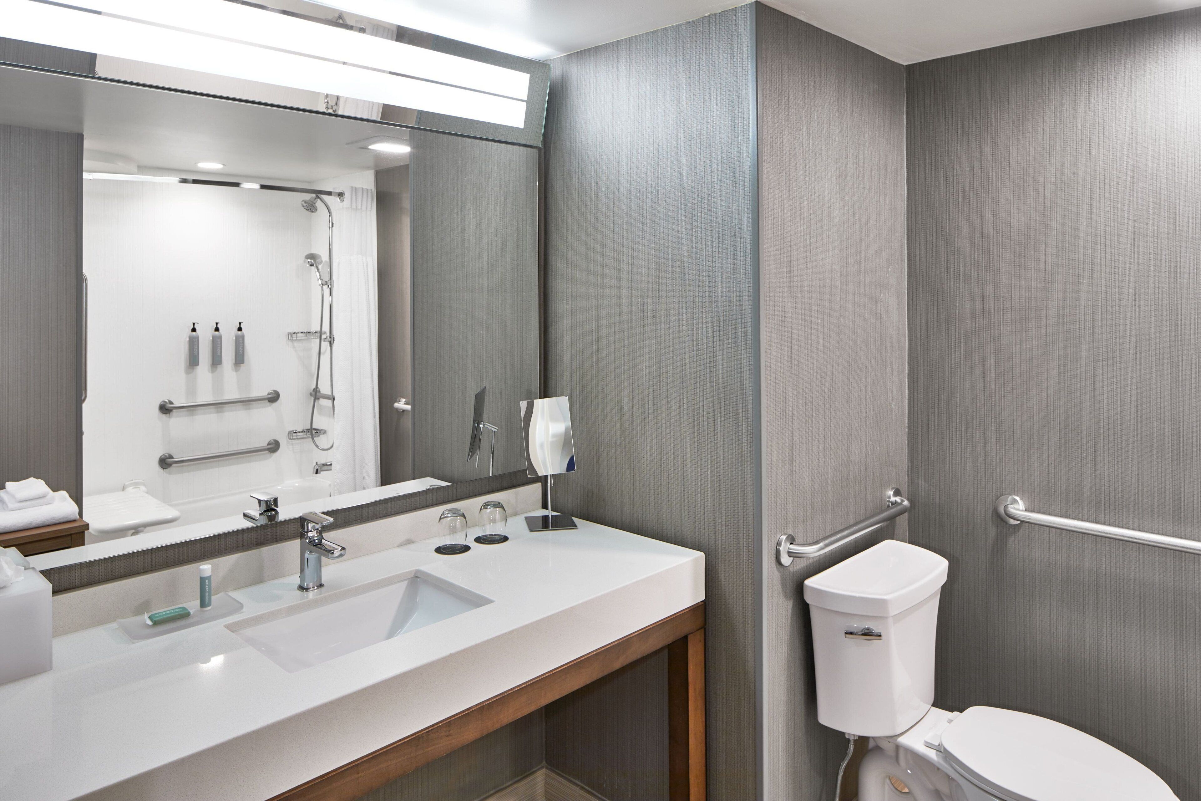 combined shower/bathtub, hair dryer, towels