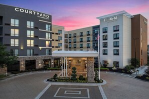A Courtyard by Marriott hotel with a modern design, featuring a central courtyard with a fountain and surrounded by a landscaped garden. - Courtyard by Marriott Atlanta Lithia Springs (Lithia Springs)
