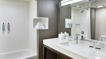 Combined shower/bathtub, hair dryer, towels