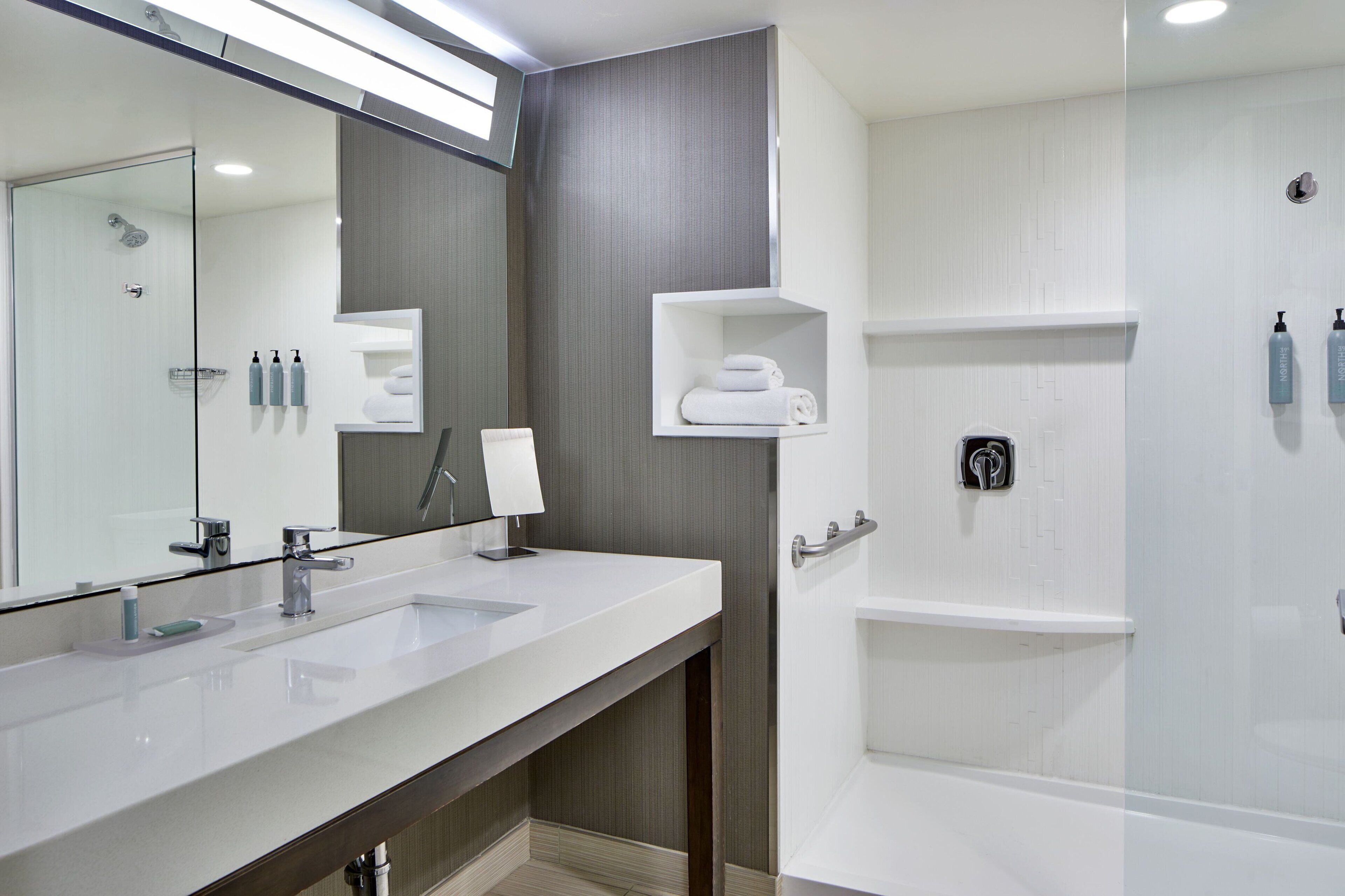 combined shower/bathtub, hair dryer, towels
