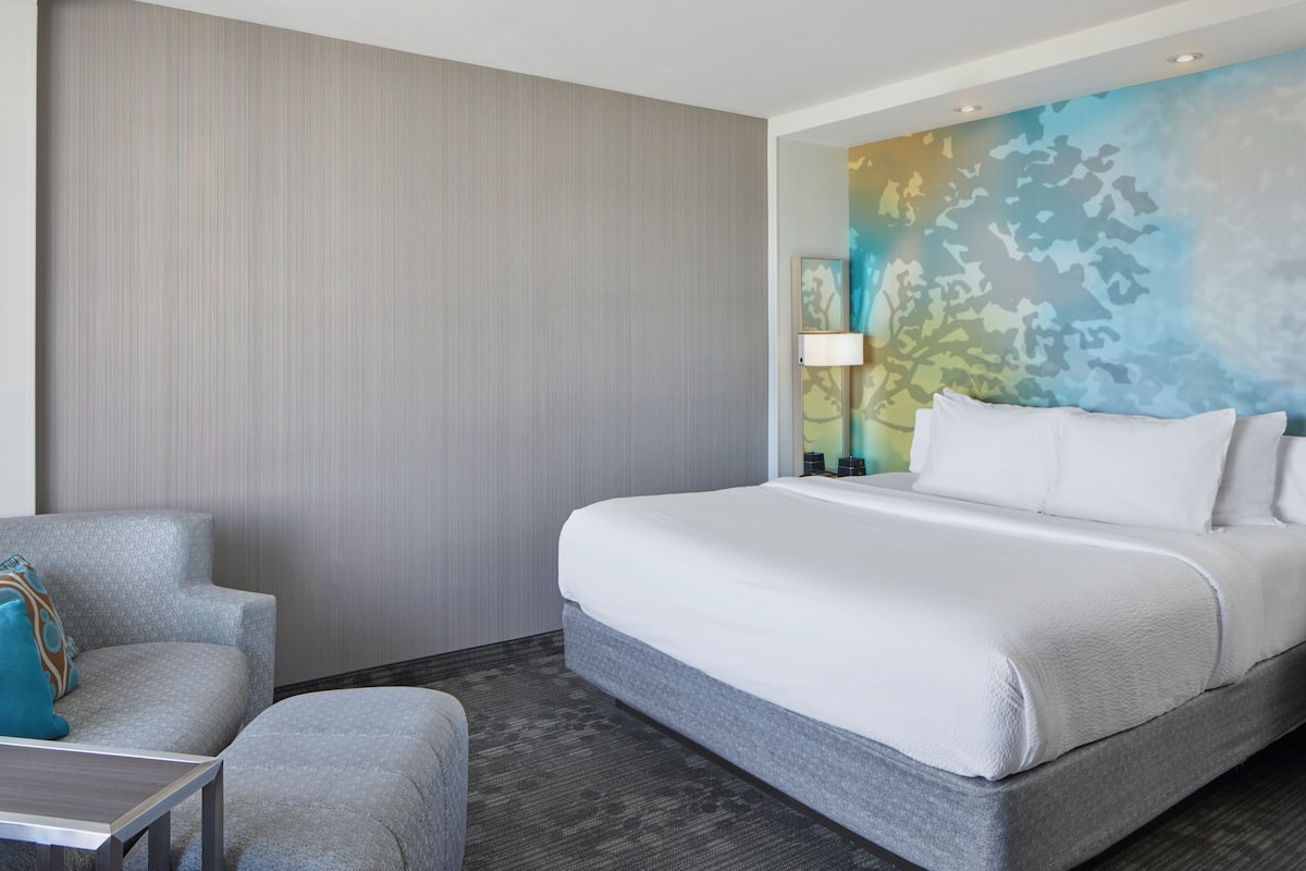 Escritorio, espacio para trabajar con laptop y cortinas blackout