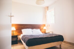 Premium bedding, desk, soundproofing, iron/ironing board - Terres de France - Domaine de Claire Rive (Prayssac)