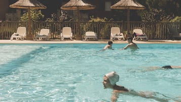 Una piscina al aire libre de temporada