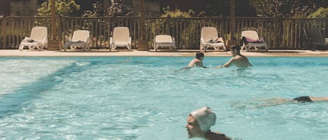 Una piscina al aire libre de temporada