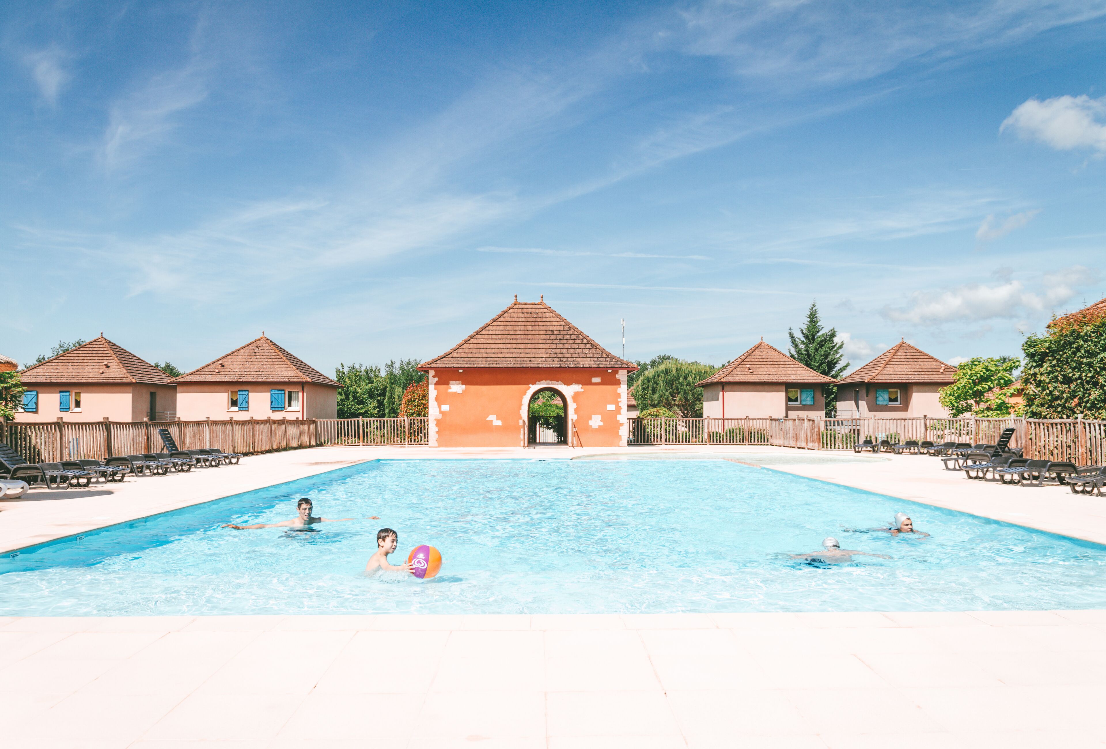 Piscine extérieure (ouverte en saison), chaises longues