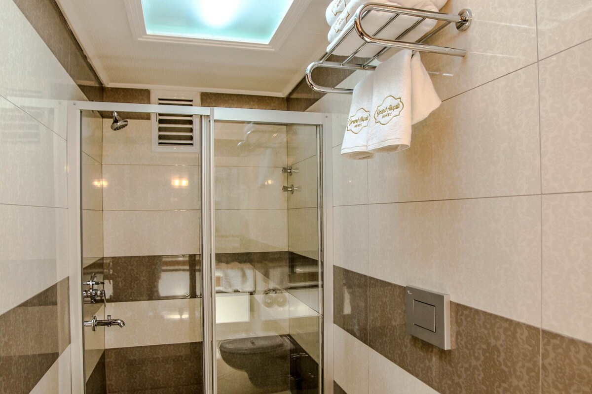 Bathroom | Shower, free toiletries, hair dryer, slippers