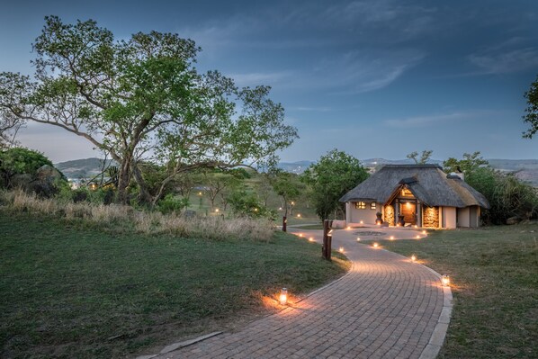 Front of property - evening/night - Muluwa Lodge (Mbombela)