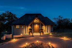 Minibar, in-room safe, bed sheets - Muluwa Lodge (Mbombela)