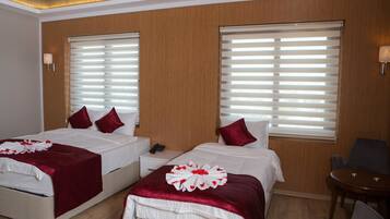 Standard-Dreibettzimmer | Zimmersafe, Schreibtisch, kostenloses WLAN