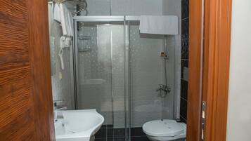 Dusche, kostenlose Toilettenartikel, Haartrockner, Hausschuhe