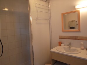 Triple Room (Berry) | Bathroom amenities | Shower, towels - Le Pigeonnier Chambres d'hotes (La Roche-Posay)