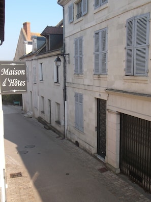 A narrow street with a building labeled "Maison d'Hotes." - Le Pigeonnier Chambres d'hotes (La Roche-Posay)