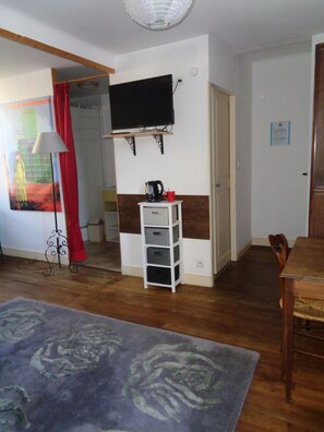 Habitación triple (Berry) | Wifi gratis y ropa de cama 