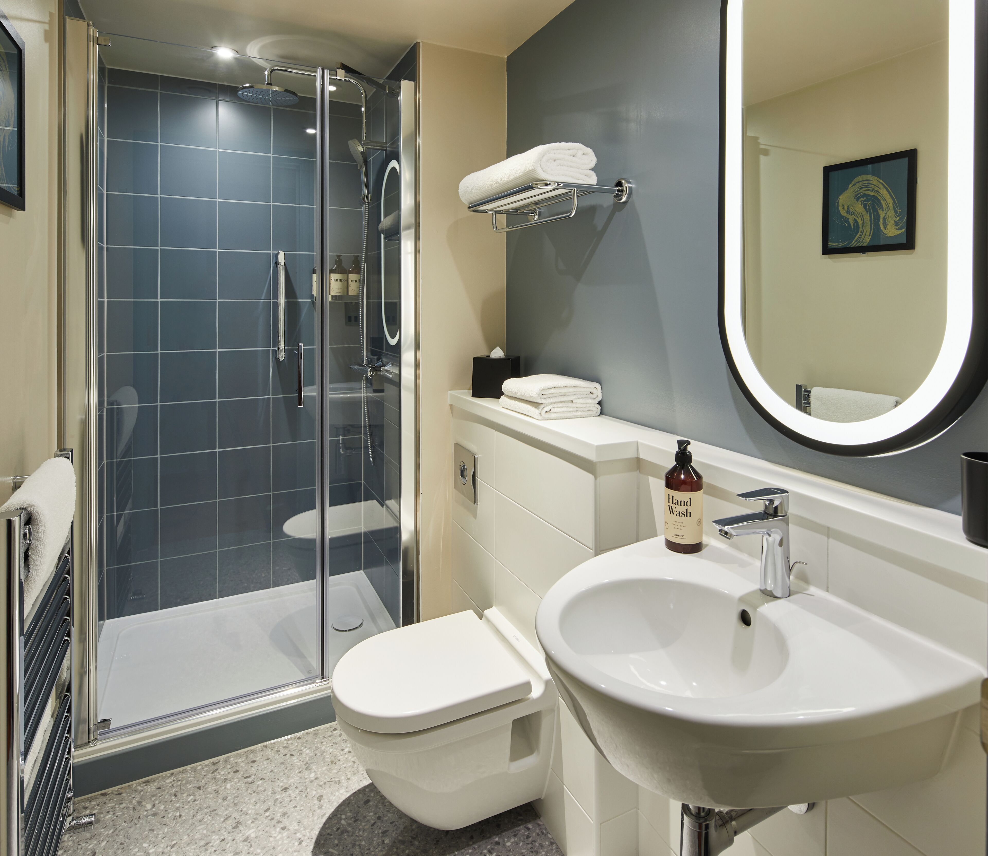 Regadera, amenidades de baño gratuitas, secadora de cabello, toallas 