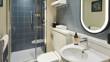 Regadera, amenidades de baño gratuitas, secadora de cabello, toallas