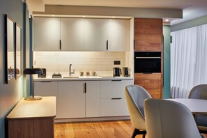 One bedroom open plan | Privékitchenette | Een koelkast, een magnetron, een oven, een kookplaat
